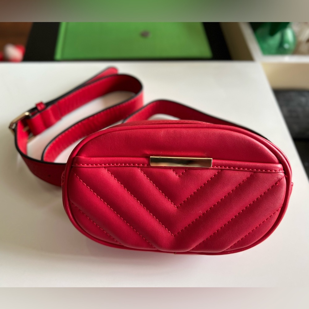 Red belt bag, Fanny pack, chevron design. Adjustable belt. OSFM. Gently used.